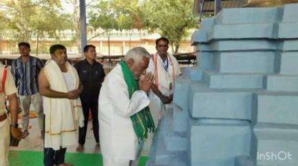 జగిత్యాల: సరస్వతి పుష్కరాలలో పుణ్య స్నానాలు ఆచరించి మహా సరస్వతి అమ్మ వారిని దర్శించుకుని, మంత్రి శ్రీధర్బాబుతో కలిసి మహా హారతిలో పాల్గొన్న మాజీ మంత్రి జీవన్ రెడ్డి