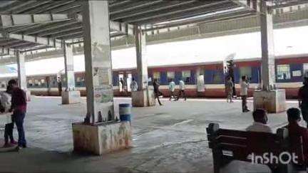 अकोट: अकोट रेल्वे स्थानकातून दुपारी सुटणारी अकोट अकोला डेमु ट्रेन पुन्हा सुरू
