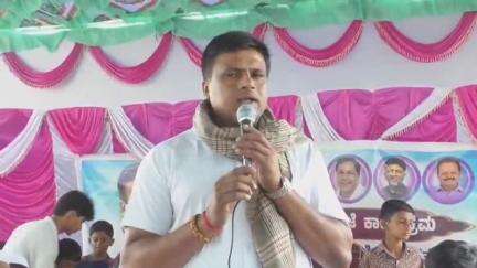 ಮಂಡ್ಯ: ನಗರದ ಕೆರೆ ಅಂಗಳದ ಬೀಡಿ ಕಾರ್ಮಿಕರ ಕಾಲೋನಿಯ ಹಳ್ಳಕ್ಕೆ ತಡೆಗೋಡೆ ನಿರ್ಮಾಣ ಕಾಮಗಾರಿಗೆ ಚಾಲನೆ ನೀಡಿದ ಶಾಸಕ ಗಣಿಗ ರವಿ
