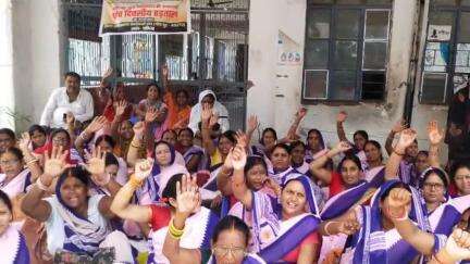 चकिया पिपरा: चकिया की आशा कार्यकर्ता पांच दिवसीय सांकेतिक हड़ताल पर गईं