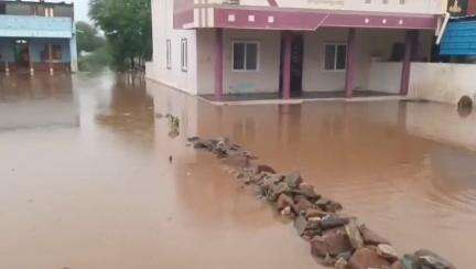 ಕುರುಗೊಡು: ದಮ್ಮೂರು ಗ್ರಾಮದಲ್ಲಿ ಭಾರೀ ಮಳೆಗೆ ಮನೆಗಳು ಜಲಾವೃತ, ಆರಂಕದಲ್ಲಿ ನಿವಾಸಿಗಳು