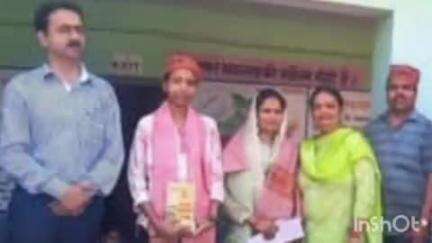 शाहपुर: सार्थक संस्था बोर्ड ने परीक्षाओं की सभी टॉपर, दो सगी बहनों अंकिता व रितिका को किया सम्मानित