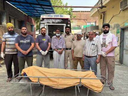 ਮੋਗਾ: ਮੋਗਾ :15 ਤਰੀਕ ਨੂੰ ਮੋਗਾ ਰੇਲਵੇ ਸਟੇਸ਼ਨ  ਕੋਲੋ ਮਿਲੀ ਲਾਵਾਰਸ ਡੈਡ ਬੋਡੀ ਦਾ ਅੱਜ 72 ਘੰਟੇ ਬਾਅਦ ਸਮਾਜ ਸੇਵਾ ਸੁਸਾਇਟੀ ਨੇ ਕੀਤਾ ਅੰਤਿਮ ਸੰਸਕਾਰ
