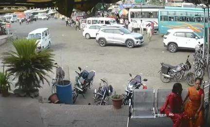 khalghat hotal me en do mahilao ne 16 Tarik ko dekho mob. kese churaya plz ye chor jaldi pakde jaye