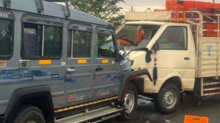 ಧಾರವಾಡ: ತಾಲೂಕಿನ ಅಮ್ಮಿನಭಾವಿ ಹಾಗೂ  ಹಾರೋಬೆಳವಡಿ ಗ್ರಾಮದ ರಸ್ತೆಯಲ್ಲಿ ಮಿನಿ ಗೂಡ್ಸ್ ಹಾಗೂ ಕ್ರೂಸರ್ ವಾಹನದ ಮಧ್ಯೆ ಡಿಕ್ಕಿ ಹೊಡೆದು ಅಪಘಾತ
