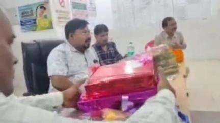 तिलौथू: प्रभारी चिकित्सा पदाधिकारी का हुआ विदाई समारोह। कोई लोगों का शामिल।