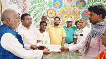 राजगीर: ग्रामीण विकास मंत्री श्रवण कुमार ने राजगीर प्रखंड कार्यालय में किसानों को आपदा राहत राशि वितरित की