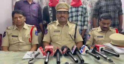 మేడ్చల్: దుండిగల్, సూరారం పోలీస్ స్టేషన్ పరిధిలో దొంగతనాలకు పాల్పడుతున్న ఇద్దరు పాత నేరస్తులను అరెస్టు చేసిన పోలీసులు