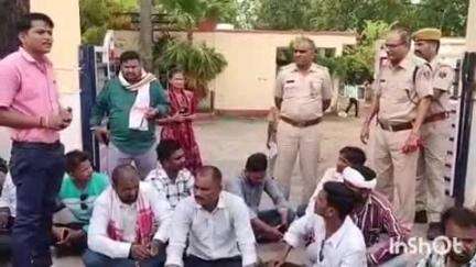 घाटोल: बाप पार्टी के कार्यकर्ताओं ने खमेरा थाने का किया घेराव, पुलिस पर कार्यकर्ता को पीटने का लगाया आरोप