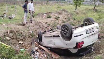 महिदपुर: महिदपुर नारायण मार्ग पर एक व्यक्ति को टक्कर मारकर पलटी तेज रफ्तार कार, सवार लोग भी हुए घायल