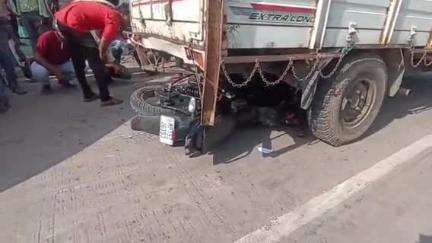 रहली: तेज रफ्तार बाइक माल वाहक से टकराई, 2 घायल, नपा अध्यक्ष देवराज सोनी ने पहुंचाया अस्पताल