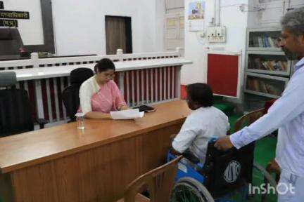 झाबुआ: कलेक्टर ने जिला मुख्यालय में आयोजित की जनसुनवाई, आवेदनों के तत्काल निपटारे के दिए निर्देश