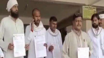 आज़मगढ़: आजमगढ़ नगर पालिका के सभासदों का गुस्सा, मनमानी टैक्स पर रोक लगाने की मांग, डीएम को सौंपा ज्ञापन
