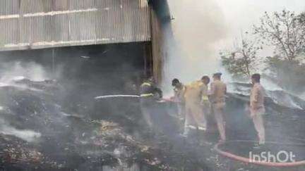 लखीमपुर: बुढ़नापुर के पास ट्रांसफार्मर से निकली चिंगारी के कारण प्लाईवुड फैक्ट्री में लगी भीषण आग, मची अफरा-तफरी