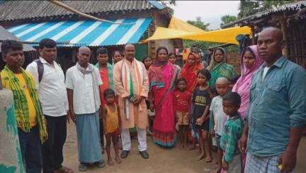 मनसाही:- कांग्रेस के जिला महासचिव मिले मृतक  डा. स्व. अजय टुडू के परिजन से।
