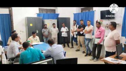 छपरा: मध निषेध एवं उत्पाद विभाग कार्यालय में ज़ब्त वाहनों की नीलामी को लेकर बैठक हुई