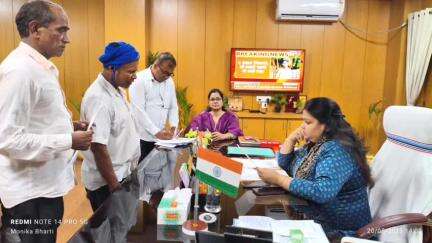 हज़ारीबाग: उपायुक्त हजारीबाग के जनता दरबार में एक दर्जन से अधिक फरियादियों ने दिया आवेदन, त्वरित समाधान के निर्देश