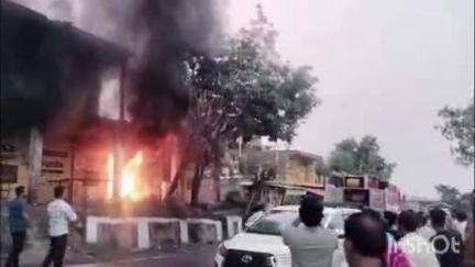 ज्वालामुखी: धवाला में कॉर्पोरेट सोसाइटी के पास हार्डवेयर के स्टोर में लगी आग, फायर ब्रिगेड की टीम ने मौके पर पहुंचकर आग पर पाया काबू