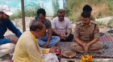 लालगंज: ठेकमा पुलिस चौकी के नवनिर्माण हेतु लालगंज सीओ के नेतृत्व में किया गया भूमि पूजन, अपराध की गतिविधियों पर होगी पैनी नजर
