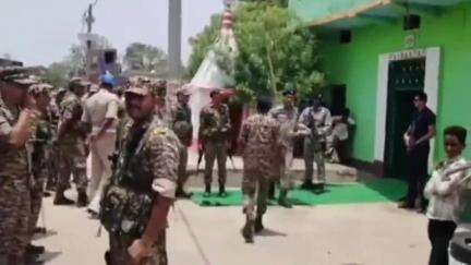 चेनारी: डीजी ने सीआरपीएफ के शहीद जवान दिलीप के परिजनों से की मुलाकात