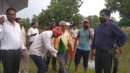 गोमिया: लेड़वा टोला में डिग्री होल्डर को जमीन दिलाने में पुलिस-प्रशासन को भारी विवादों का सामना करना पड़ा