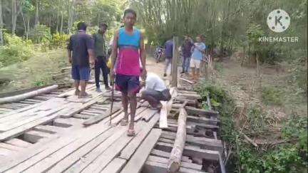 মৰিয়নি: নাগাজাংকা উদয়পুৰত জৰাজীৰ্ণ কাঠৰ দলঙে দুৰ্ভোগ ভুগাইছে ৰাইজক, উপায়ন্তৰ হৈ ৰাইজে নিৰ্মাণ কৰিলে দলং#jansamasya