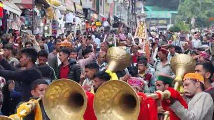 मनाली: मनाली के पलचान से लौटी माता धारा नागण, मालरोड़ में दर्शन के लिए उमड़ी भीड़