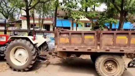 तुमसर: देवनारा ते चिखली जाणाऱ्या रोडवर रेतीची चोरटी वाहतूक करणारा ट्रॅक्टर पोलिसांनी पकडला, ५ लाख ६ हजारांचा मुद्देमाल जप्त