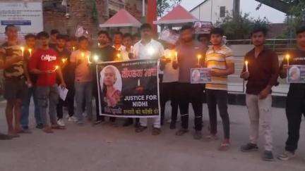 लालगंज: दहेज हत्या मामले में हत्यारे की जल्द गिरफ्तारी की मांग को लेकर मृतका के परिजनों ने निकाला कैंडल मार्च