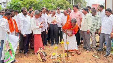 ಕನಕಪುರ: ಅರಳಾಳು ಗ್ರಾಮ ಸೇರಿದಂತೆ ಹಲವು ಕಡೆ ಬಸ್ ತಂಗುದಾಣಗಳಿಗೆ ಸಂಸದರಾದ ಡಾ.ಮಂಜುನಾಥ್ ಅವರಿಂದ ಗುದ್ದಲಿ ಪೂಜೆ
