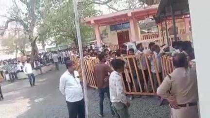 पिपरई: पिपरई थाना परिसर में खाद लेने पहुंचे किसान, प्रशासन ने संभाला मोर्चा