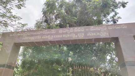 మన్నారుపోలూరు పార్క్ ని అధికారులతో ఎమ్మెల్యే విజయశ్రీ