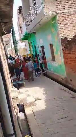 एड्रेस द्वारकापुरी फिरोजाबाद अपने घर पर बुलाकर मारा फिर धमकी दी  घर में घुस के मारूंगा बीस लोगों ने मारपीट की गलियों में