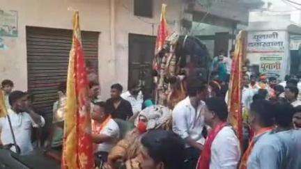 नगर के मोहल्ला मेन बाजार में निकली हनुमान शोभा यात्रा का श्रद्धालुओं ने पुष्प वर्षा से जोरदार स्वागत किया