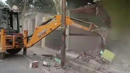 टांडा: थाना टांडा क्षेत्र में नगर पालिका ने 24 दुकानों पर ध्वस्तीकरण की कार्रवाई की