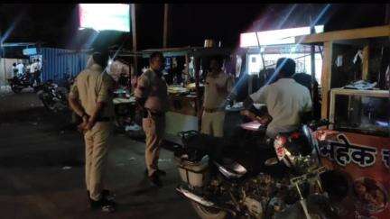 नागौद: सतना नदी तिराहा पर शराब दुकान के पास ठेला लगाने वाले दुकानदारों को पुलिस ने दी समझाइश, काटे चालान
