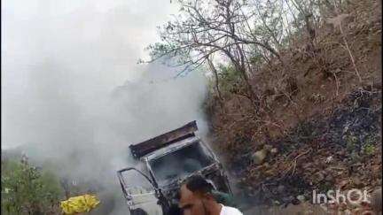 चाचौड़ा: उमरथाना के रास्ते जंगल में चलते मैजिक वाहन में लगी आग, दमकल ने पाया काबू