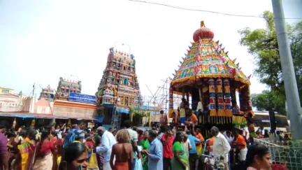 காரைக்குடி: கொப்புடைய நாயகி அம்மன் கோவில் செவ்வாய் திருவிழா தேரோட்டம் - 108 ஆம்புலன்ஸ் வாகனத்திற்கு வழி விட்ட பக்தர்கள்