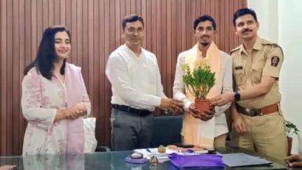 आर्णी: 'फरदिन'चं तहसील कार्यालयात गौरवाने सन्मान; जीवाची पर्वा न करता टिपर ला लागलेली आग विझविण्याचा केला यशस्वी प्रयत्न