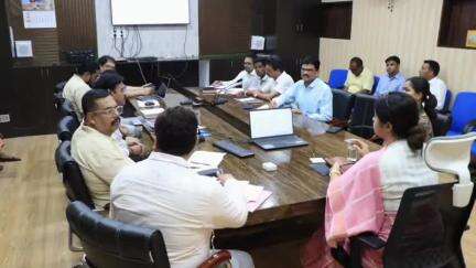 झाबुआ: समय-सीमा में काम न करने पर ज़िले के कई विभाग के अधिकारियों पर लगेगा जुर्माना