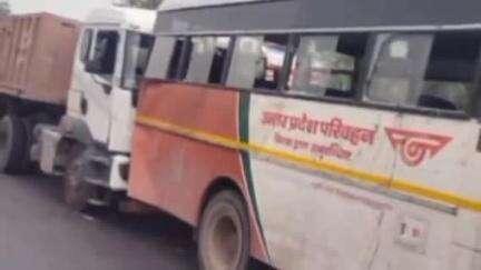 सहजनवा: ट्रेलर ने रोडवेज बस में मारी ठोकर, 15 यात्री घायल, आधे घंटे रहा जाम; बस बस्ती से आ रही थी