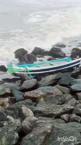 കൊയിലാണ്ടി: തിക്കോടിക്കടുത്ത് എൻജിൻ തകരാറിലായി കടലിൽ കുടുങ്ങിയ 30 മത്സ്യത്തൊഴിലാളികളെയും ബോട്ടും കരയ്ക്ക് എത്തിച്ചു