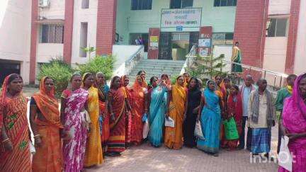 सतगावां: सतगावां में जन वितरण प्रणाली के दुकानदार के खिलाफ बीडीओ कार्यालय के सामने विरोध प्रदर्शन