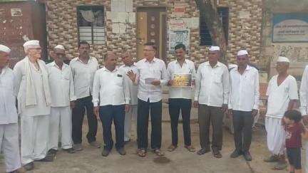 धुळे: जागतिक मधमाशी दिनानिमित्त निमगुळ गावामध्ये जनजागृती कार्यक्रम संपन्न