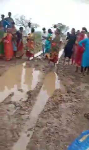 ದೇವದುರ್ಗ: ಲಿಂಗದಹಳ್ಳಿ ಗ್ರಾಮದಲ್ಲಿ ಮೊಬೈಲ್ ನಲ್ಲಿ ಮಾತನಾಡುತ್ತಿರುವಾಗ ಸಿಡಿಲು ಬಡಿದು ಮಹಿಳೆ ಸಾವು
