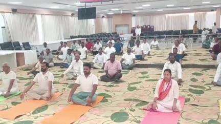 యోగాతో మానసిక ప్రశాంతత: అమలాపురంలో కలెక్టర్ మహేష్ కుమార్