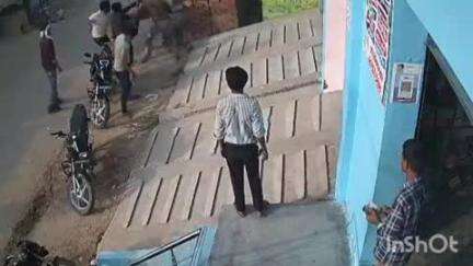 सिकंंदराबाद: चोला थाना क्षेत्र के एक गांव में बेटी से छेड़छाड़ का विरोध करने पर दबंगों ने पिता को जमकर पीटा