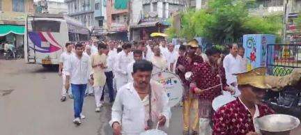 खंडवा नगर: राष्ट्रीय संत श्री ललित प्रभ जी और शांति प्रिय सागर जी महाराज का नगर प्रवेश, शोभायात्रा निकाली गई