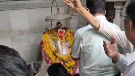खंडवा नगर: खंडवा के सराफा बाजार स्थित गणेश मंदिर में भगवान गणेश की पूजा के लिए उमड़ी भक्तों की भीड़