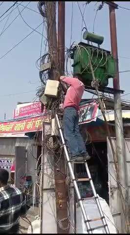 किच्छा में बिजली के खम्भो पर फैला केबल व इंटरनेट तारों का फैला जाल, चन्द लोगो पर विभाग मेहरबान कियूं